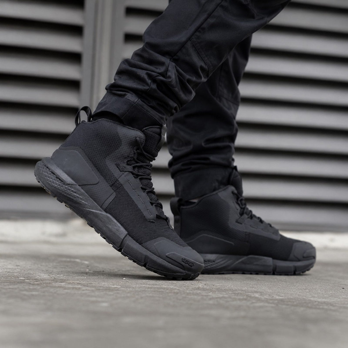 Bota Táctica UA Charged Valsetz Mid — Negro · vista 2